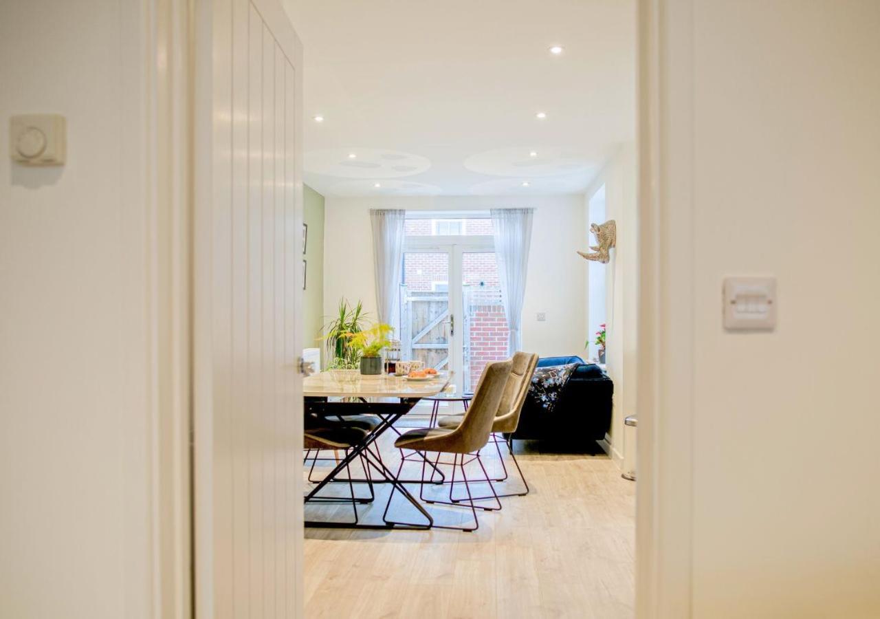 Stunning 2 Bed With Private Patio And Free Parking Villa Cheltenham Exterior photo