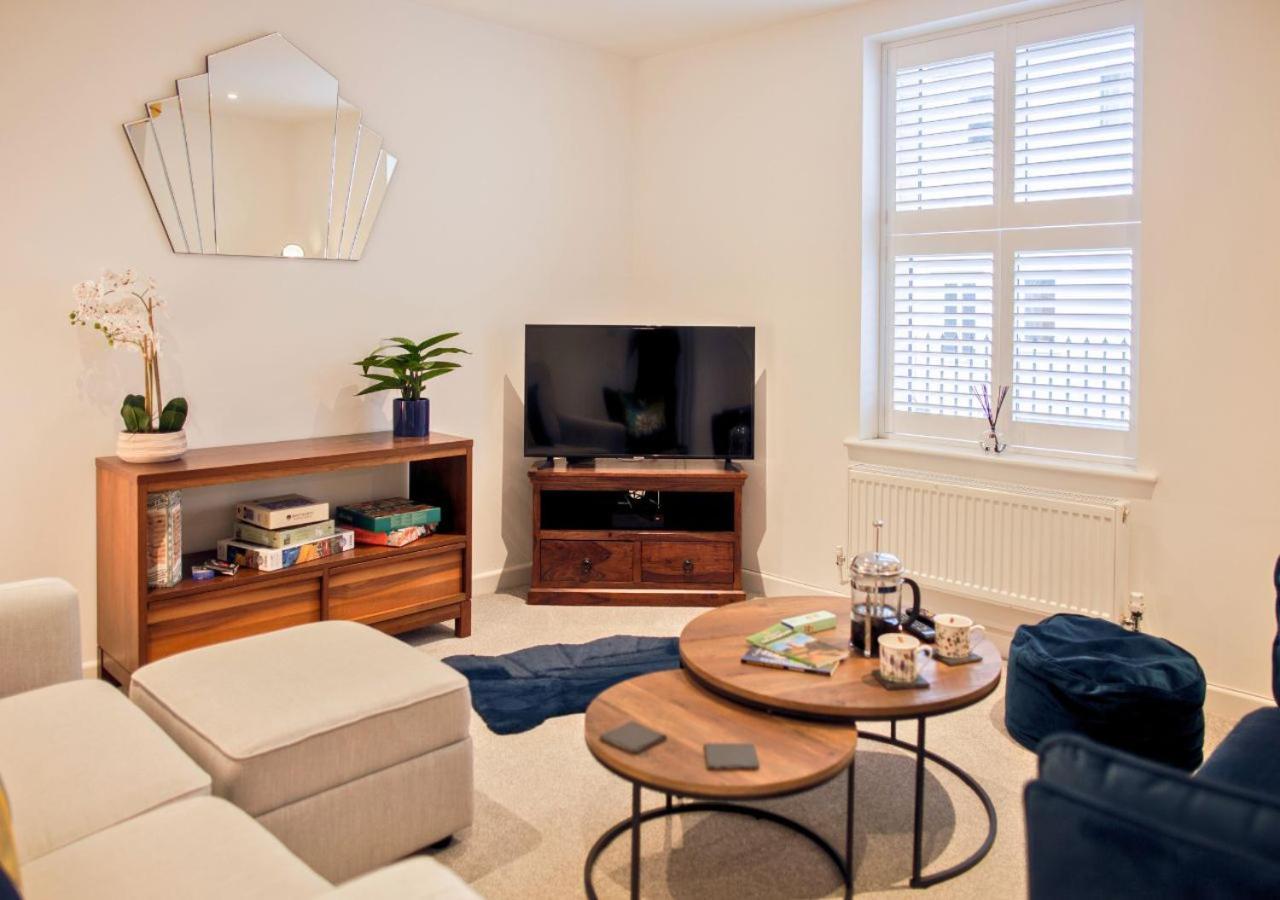 Stunning 2 Bed With Private Patio And Free Parking Villa Cheltenham Exterior photo